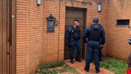 Movimenta&ccedil;&atilde;o policial na frente da antiga casa do Bernal