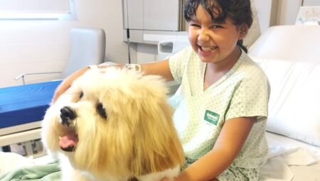 Nicoly recebendo a visita de Bud