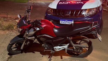 Homem quase atropela policiais enquanto empinava moto em Nova Alvorada do Sul