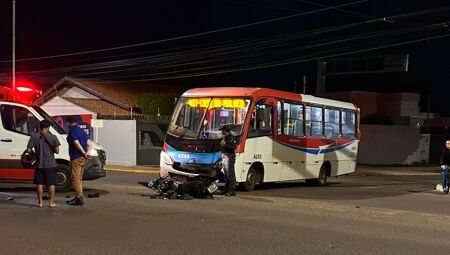 Motociclista furou o sinal e colidiu com o &ocirc;nibus