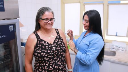 A meta &eacute; vacinar 90% do p&uacute;blico alvo no estado 