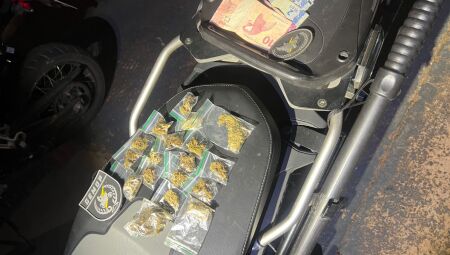 Drogas e dinheiro apreendido durante a ocorr&ecirc;ncia