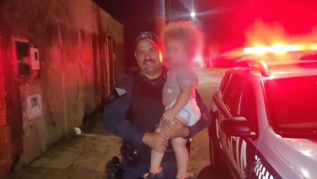 Policial com o garotinho - Foto: WhatsApp / JD1