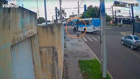 V&Iacute;DEO: C&acirc;mera flagrou batida entre bicicleta e &ocirc;nibus que deixou adolescentes gravemente feridas
