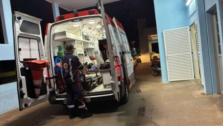 Motociclista fica ferido ap&oacute;s bater em caminhonete parada
