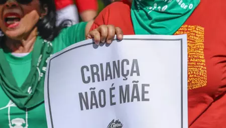 Cartaz escrito "Crian&ccedil;a n&atilde;o &eacute; m&atilde;e".  Reprodu&ccedil;&atilde;o/Marcelo Camargo/Ag&ecirc;ncia Brasil