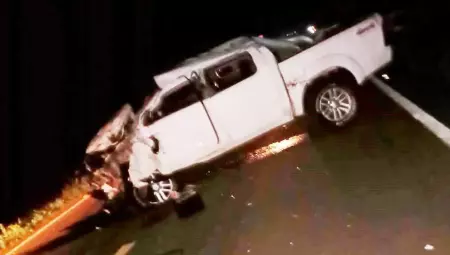 Caminhonete completamente destru&iacute;da na frente 