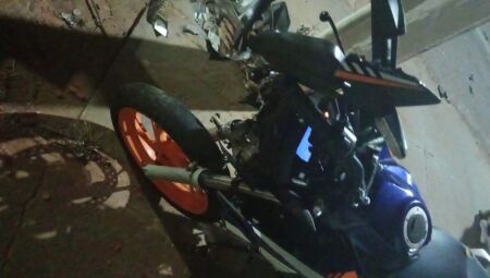 Motocicleta ficou danificada em raz&atilde;o do acidente