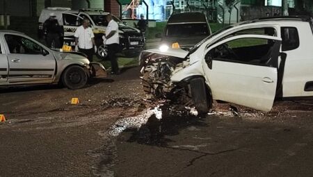 Ve&iacute;culos ficaram com a frente destru&iacute;da