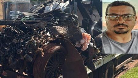 Ve&iacute;culo ficou completamente destru&iacute;do