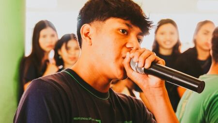 Entre rimas improvisadas e batidas que ecoam hist&oacute;rias, crian&ccedil;as e adolescentes descobrem no rap muito mais do que m&uacute;sica.