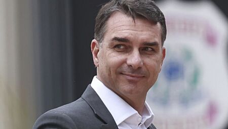 OU&Ccedil;A: Financiado por Vorcaro, Fl&aacute;vio Bolsonaro teria cobrado pagamentos para filme do pai
