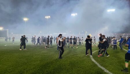 Jogadores comemorando conquista consecutiva
