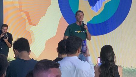 Fl&aacute;vio Bolsonaro durante discurso 