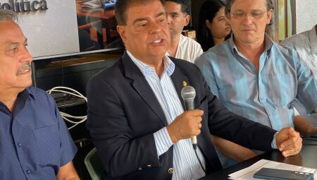 Senador Nelsinho Trad, ao lado dos anfitri&otilde;es, Almir Cantero e Jonas de Paula