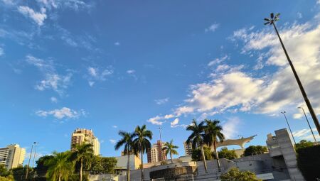 C&eacute;u azul e muito calor em Campo Grande
