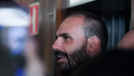 O depoimento estava previsto para ocorrer por meio de videoconfer&ecirc;ncia, mas o filho do ex-presidente Jair Bolsonaro n&atilde;o entrou na sala virtual.