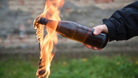 Casal escapa de inc&ecirc;ndio ap&oacute;s ataque com bombas caseiras em Parana&iacute;ba