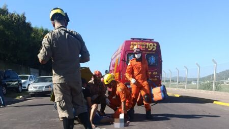 Idoso de bicicleta sofre fratura exposta ap&oacute;s ser atropelado por moto em Corumb&aacute;