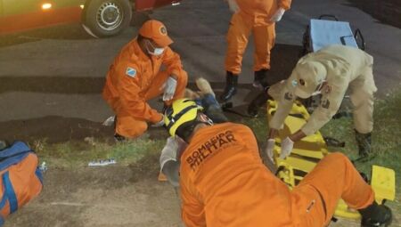 Fio solto enrosca em moto e causa acidente em Corumb&aacute;