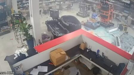 V&iacute;deo: Ventania quebra portas de vidro em loja agropecu&aacute;ria de Campo Grande
