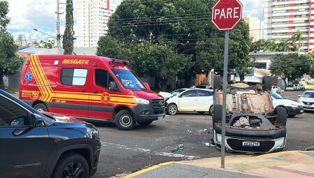 V&iacute;deo: Colis&atilde;o termina com carro capotado no Centro de Campo Grande
