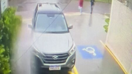 Dupla quebra vidro de carro com pedra e rouba celular de v&iacute;tima na Vila Planalto