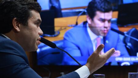 Deputado Beto durante o plen&aacute;rio