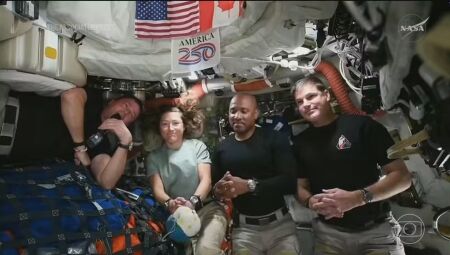 Astronautas da Artemis 2 retornam &agrave; Terra hoje ap&oacute;s miss&atilde;o lunar hist&oacute;rica