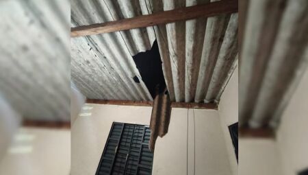 A mulher quebrou parte do telhado da casa