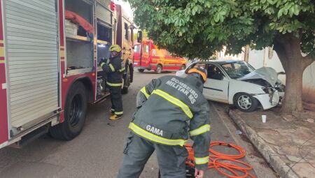 Carro colide contra &aacute;rvore e deixa tr&ecirc;s pessoas em estado grave no bairro Jardim Presidente