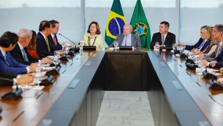 O empr&eacute;stimo foi assinado pelo governador Eduardo Riedel junto ao presidente Lula
