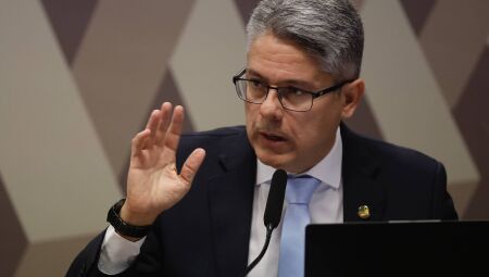 Senador Alessandro Vieira (MDB-SE) durante a leitura do relat&oacute;rio final 