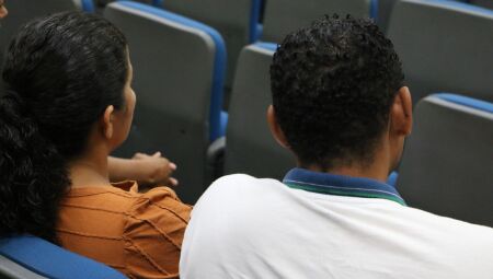 Pais de Silas durante o julgamento - Foto: Vin&iacute;cius Santos / JD1