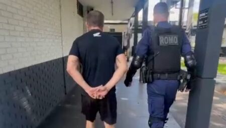 Suspeito sendo preso ap&oacute;s dois assaltos 