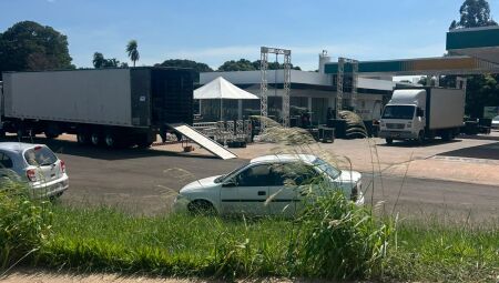 Palco sendo montado no posto da Duque