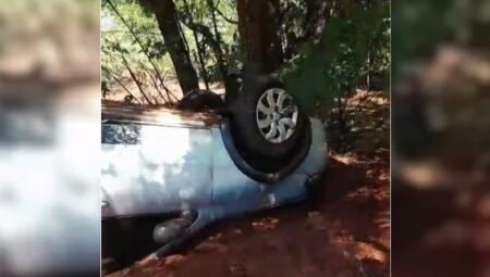 Carro capotou e parou nas margens da rodovia
