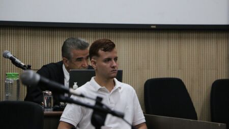 "Alem&atilde;ozinho", pr&oacute;ximo do advogado durante julgamento - Foto: JD1