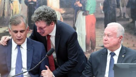 eur Lomanto Jr; Reginaldo Lopes, autor de uma das propostas, e Paulo Azi, relator  Fonte: Ag&ecirc;ncia C&acirc;mara de Not&iacute;cias