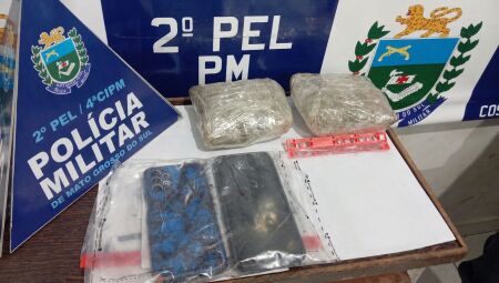  Com eles, foram apreendidos dois rev&oacute;lveres, um fac&atilde;o, por&ccedil;&otilde;es de droga do tipo skunk e celulares