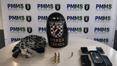 Arma e celulares apreendidos durante a a&ccedil;&atilde;o