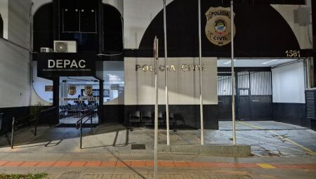 Fato ocorreu em frente a Depac Centro, em Campo Grande