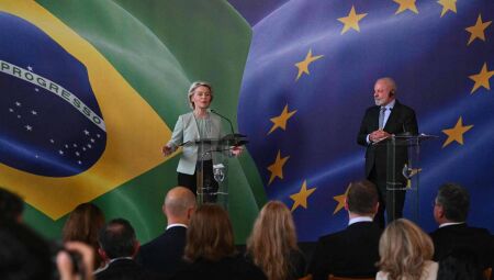 Presidente da Comiss&atilde;o Europeia, Ursula von der Leyen, discursa com presidente do Brasil, Luiz In&aacute;cio Lula da Silva, durante confer&ecirc;ncia no Rio de Janeiro
