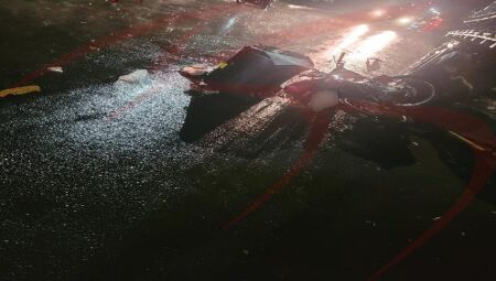 Motoentregador bateu na traseira de caminh&atilde;o