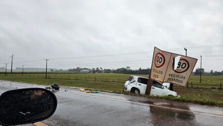 Um dos carros foi parar nas margens da rodovia