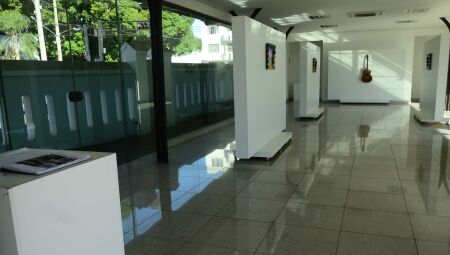 Exposi&ccedil;&atilde;o "Entre Portais e Passos" une arte, mem&oacute;ria e movimento em Galeria de Vidro