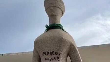 Est&aacute;tua pichada no 8 de Janeiro | Foto: Redes Sociais/Reprodu&ccedil;&atilde;o