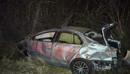 Carro ficou bastante destru&iacute;do no acidente