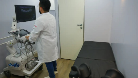 M&eacute;dico preparando atendimento em unidade hospitalar