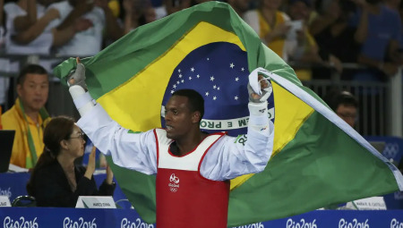 Primeiro medalhista ol&iacute;mpico do Brasil no taekwondo masculino